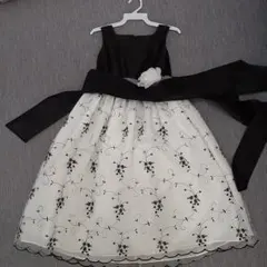 黒と白の花刺繍フォーマルドレス