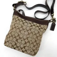 コーチ　ショルダーバッグ　シグネチャー　ゴールド金具　ロゴチャーム