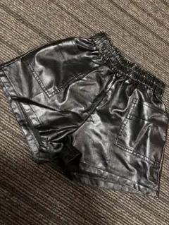 黒 合成皮革 ショートパンツ