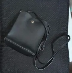 黒いレザーショルダーバッグ