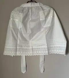 KENZOのホワイトエプロン、レース付きポケットとウエストリボンが特徴。