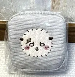 ちいかわ カラビナ付き 刺繍スクエアミニポーチ　ラッコ