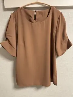 【美品】Tiaclasse ティアクラッセ ブラウス M キャメルのサムネイル