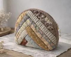 パッチワークポーチ ナチュラル ハンドメイド キルト 小物入れ チャーム付