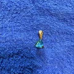 青色三角形宝石のペンダント