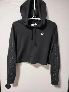 adidas ブラック クロップドパーカー