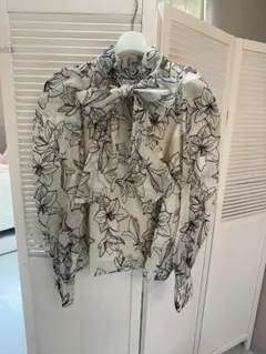 【新品未使用タグ付き】リボン付きボウタイブラウス 白黒花柄