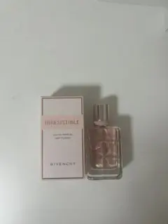 美品 GIVENCHYIRRESISTIBLEオーデパルファムヴェリィフローラルのサムネイル