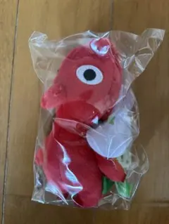 赤ピクミンキーホルダーぬいぐるみ 後ろが花びらの物です。