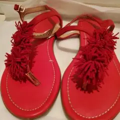 laboratory work ポンポン付き赤フラットサンダル