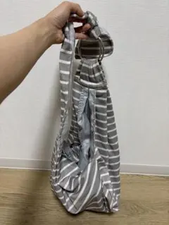 抱っこひも グレーと白のストライプ