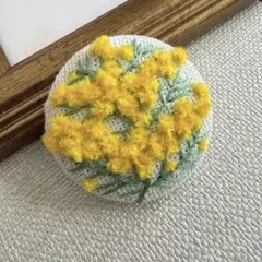 ハンドメイド　刺繍ブローチ　ミモザ② くるみボタン