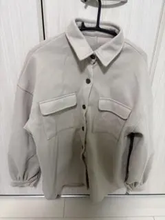 ベージュ ボタン付きシャツジャケットのサムネイル