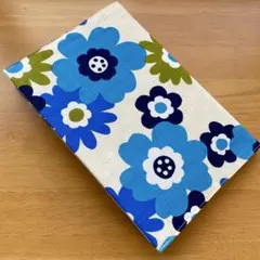 再販⑤ ブックカバー　花柄　青　A5サイズ