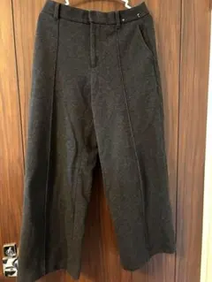 ユニクロ　ダークグレー タックワイドパンツ Mサイズ