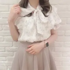 evelyn 花柄フリルリボンブラウスのサムネイル