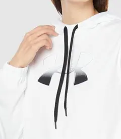 レディース　アンダーアーマー　パーカー