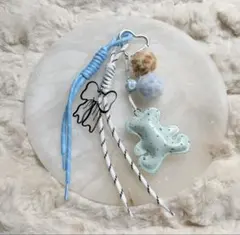 じゃらじゃらキーホルダー　バッグチャーム　ボンボン　くま　パラコード　sora