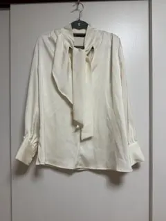 アイボリー リボン付き 長袖ブラウス