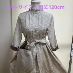 白大島紬着物リメイク　ピンタックうしろボタンワンピース　小さいバッグと腰リボン付