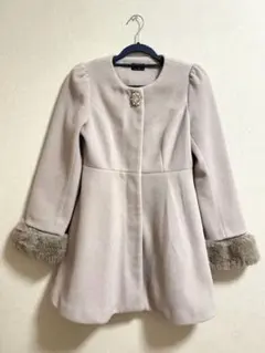evelyn ファーティペット付き ビジューコート ピンク