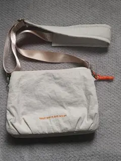 グレー ショルダーバッグ オレンジアクセント