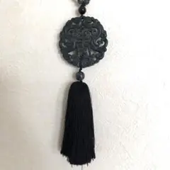 中華風チャーム ＆ タッセル付き　ロングネックレス　ペンダント　石（ストーン）製