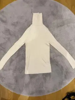 ホワイトタートルネック長袖ニット