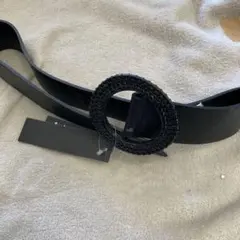 黒い合成皮革ベルト 円形バックル付き