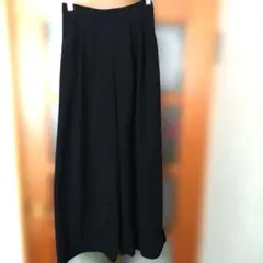 黒のプリーツ入りワイドパンツ