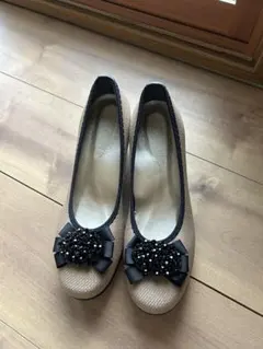 【美品】ビーズ装飾リボン付きウェッジヒールパンプス