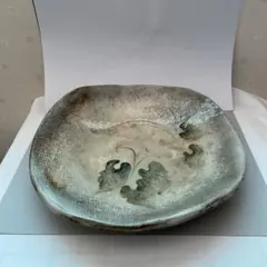 葉模様のグレー陶器皿