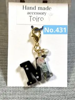 ハンドメイドキーホルダー　アルファベット　レジン　イニシャル　花　小ぶり　黒　M