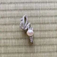パールとストーンのシルバーブローチ