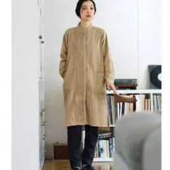 アンドマイラ バンドカラー アシメ ピンタック シャツワンピース ベージュ Sのサムネイル