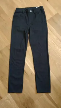 ダークグレーのパンツ 150