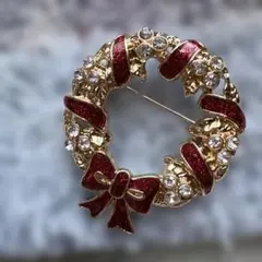 クリスマスリース型 ブローチ クリスタル調ストーン