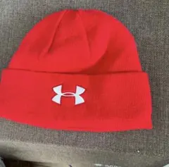 赤いニット帽、Under Armourロゴ付き。 - 色: 赤