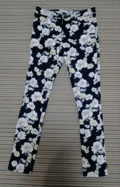 レディース　スキニーパンツ　総柄　花柄　黒　チノパン