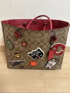 Coach パッチ付きトートバッグ ベージュ/レッド