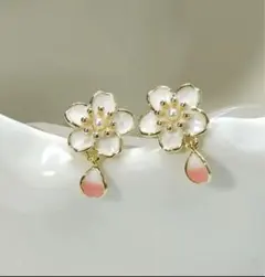 クリスマス特売　花型パール装飾ピアス