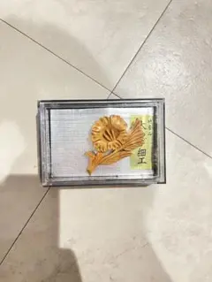 花の彫刻 木製ブローチ 箱入り