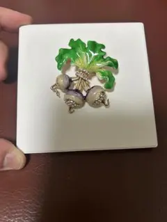 カブ　野菜　ブローチ