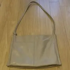 ear 本革ショルダーバッグ　ベージュピンク　マチあり