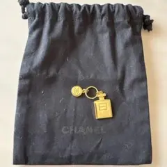 シャネルのミニ巾着とチャーム