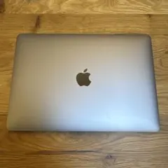 MacBook Pro 2019 充放電回数67回