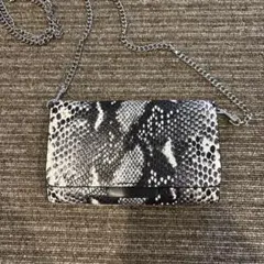 ヘビ柄ショルダーバッグ ブラック・ホワイト