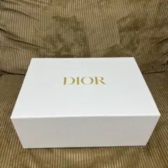 Dior ホワイト ギフトボックス 大　緩衝材　リボン　封筒付き