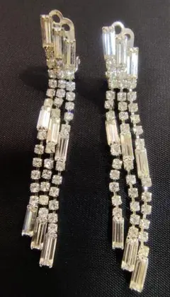 ビンテージスタイルのドロップ型クリスタルロングイヤリング