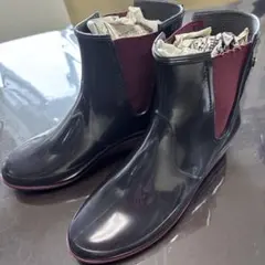 濃い紫色です。 サイドゴア長靴